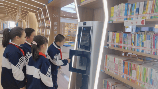 暖城校园丨探秘康巴什区未来学校的智慧图书馆_电子_墨水_进行